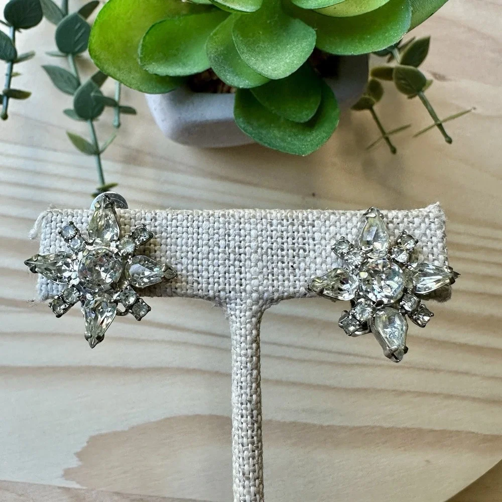 Vintage Kramer Starburst Clip Earrings 1 Inch Clear Crystal‎ Rhinestones Elegant
